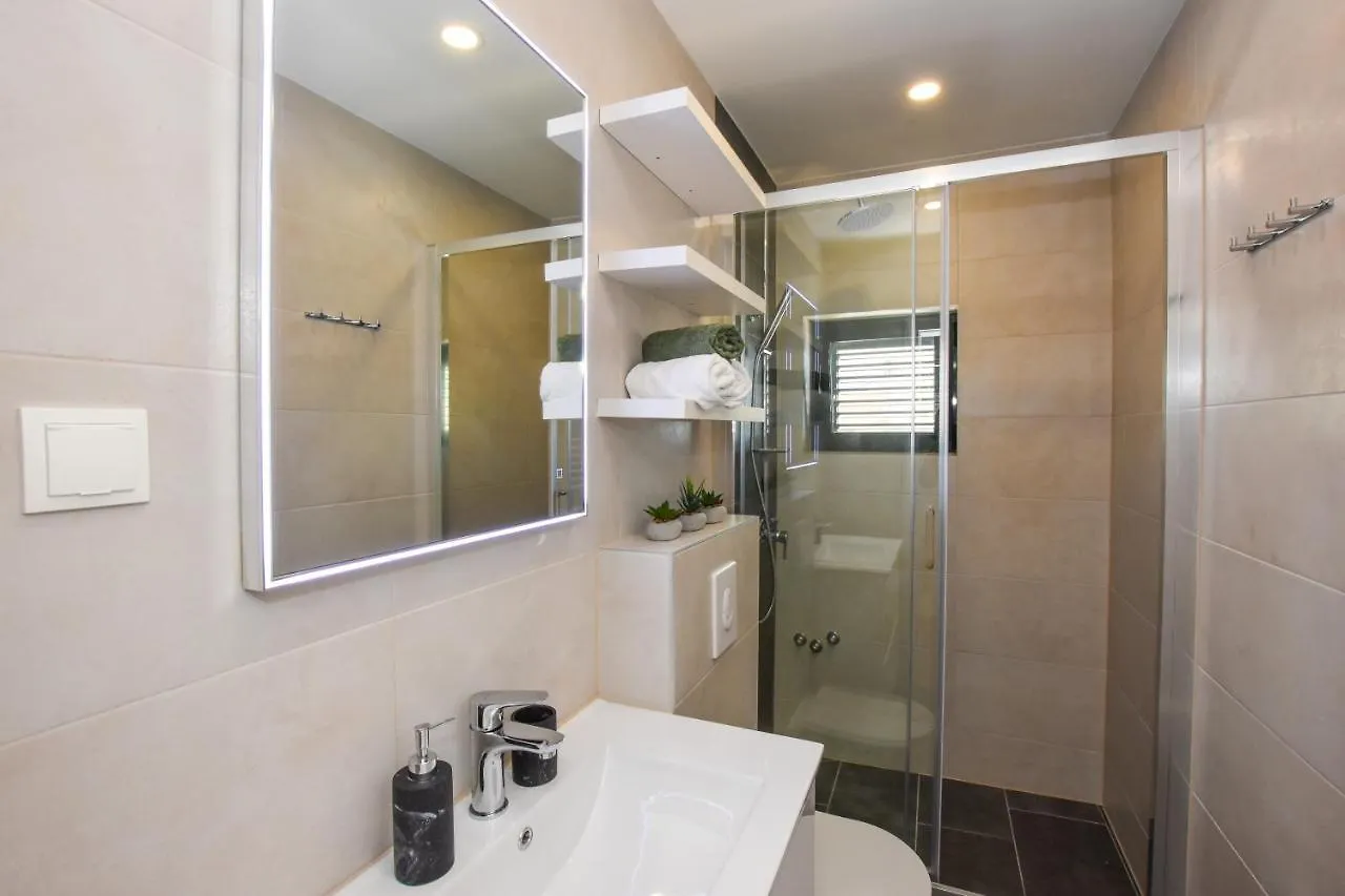 Apartmani Plazibat Mandre 0*,  Croatia