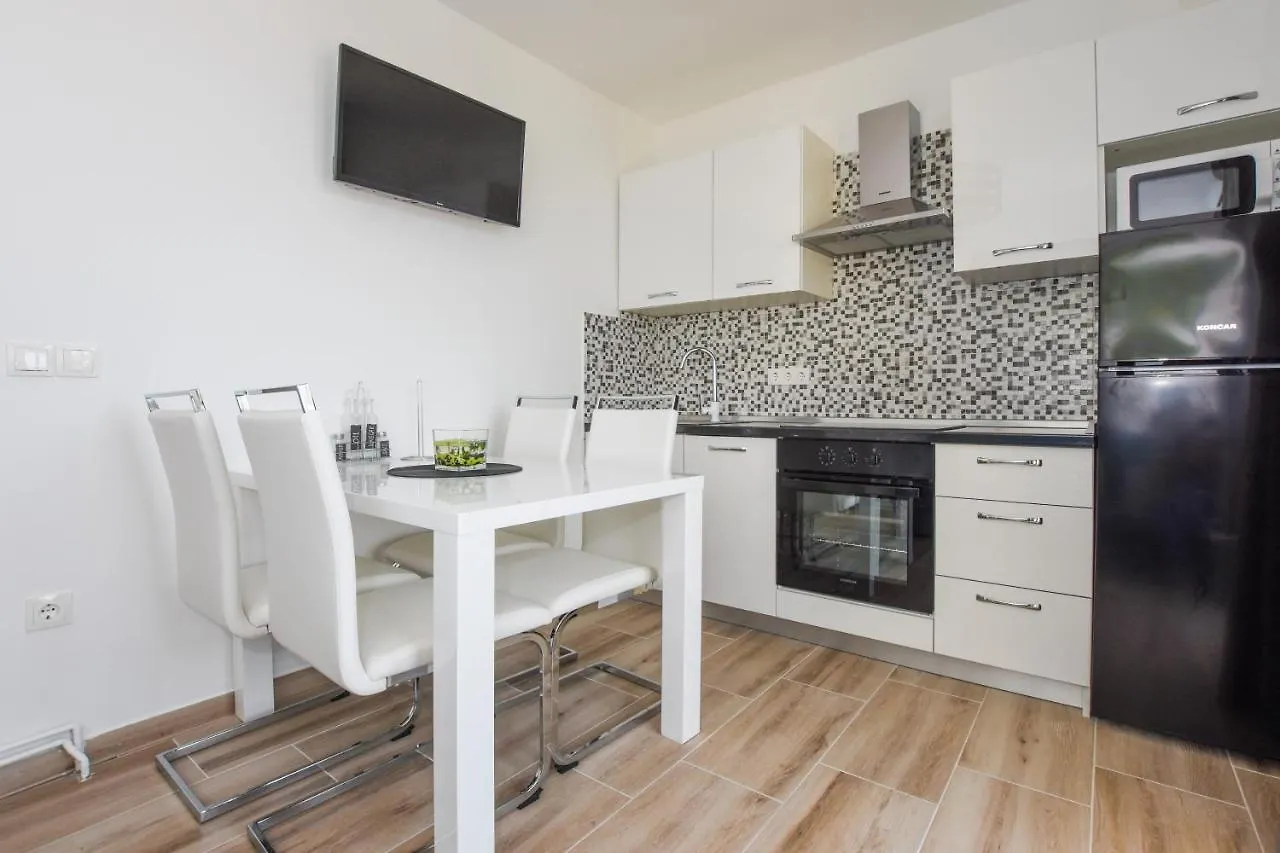 Apartmani Plazibat Mandre 0*,