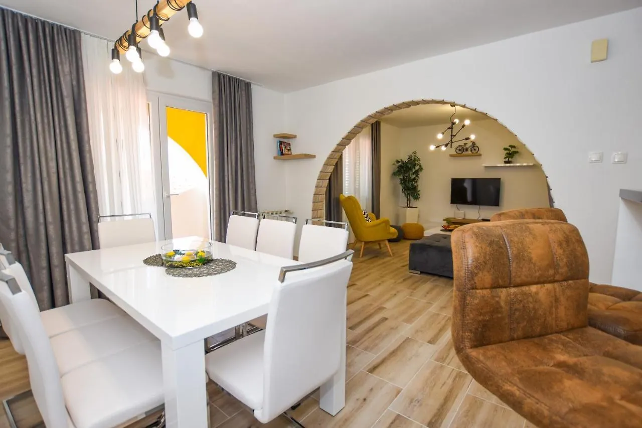 Apartmani Plazibat Mandre 0*,  Croatia